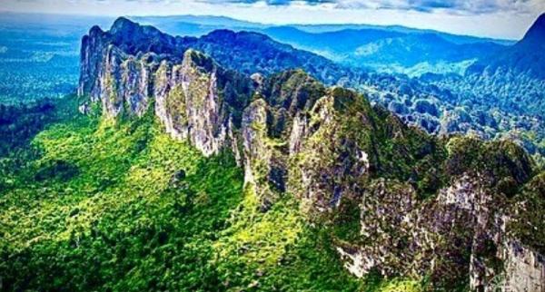 Riasan Mata "Fajar Karst": Menangkap Keindahan Cahaya Pagi di Pegunungan Batu Kapur